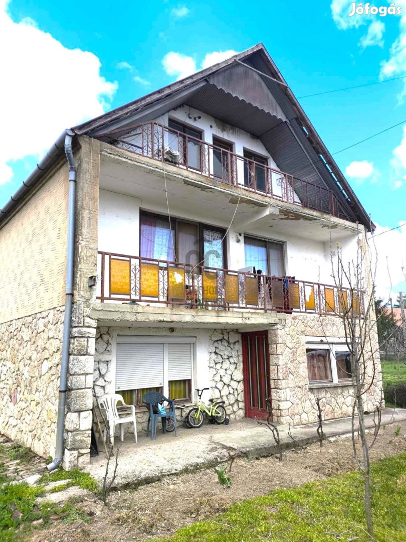 Erzsébet központjában, közvetlenül a buszmegálló mellett