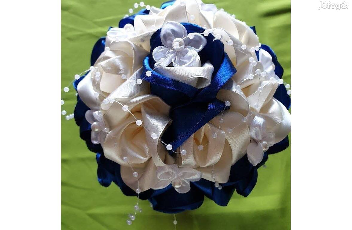 Esküvő MCS17 - Menyasszonyi csokor kék és ekrü szatén rózsából