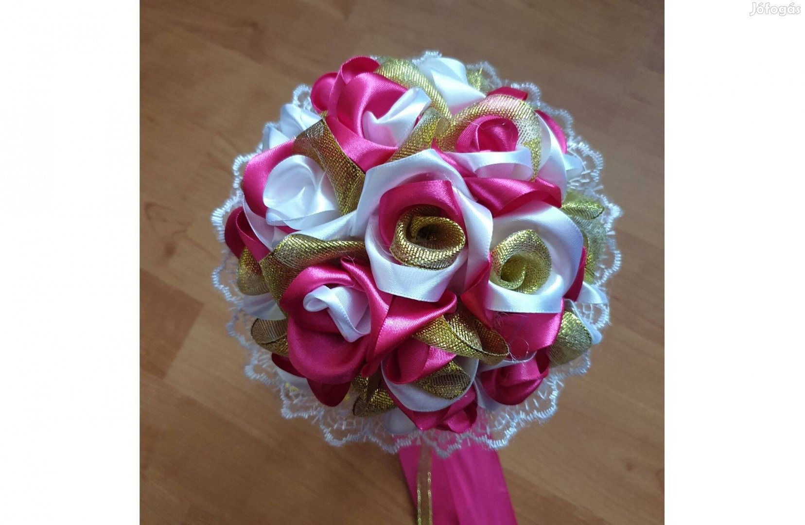Esküvő MCS22 - Menyasszonyi csokor szatén rózsákból arany szirmokkal