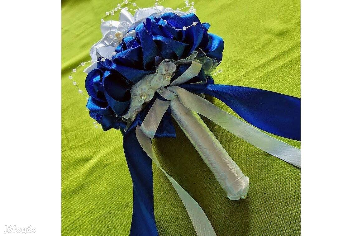 Esküvő MCS26 Menyasszonyi csokor kék és fehér szatén rózsából lóhere