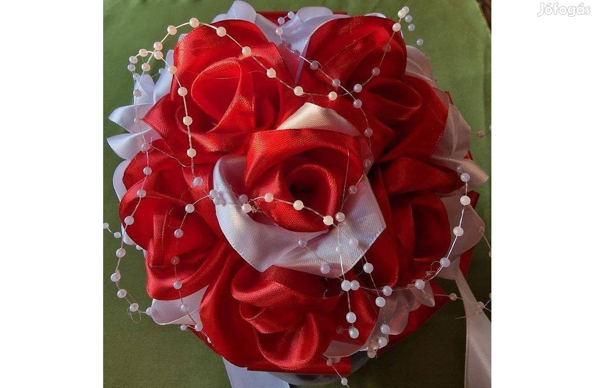 Esküvő MCS29 - 22x25cm-es Menyasszonyi csokor fehér és piros szatén ró