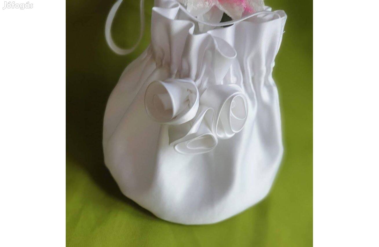 Esküvő MSZ08 - Menyasszonyi szütyő, tatyó fehér rózsákkal