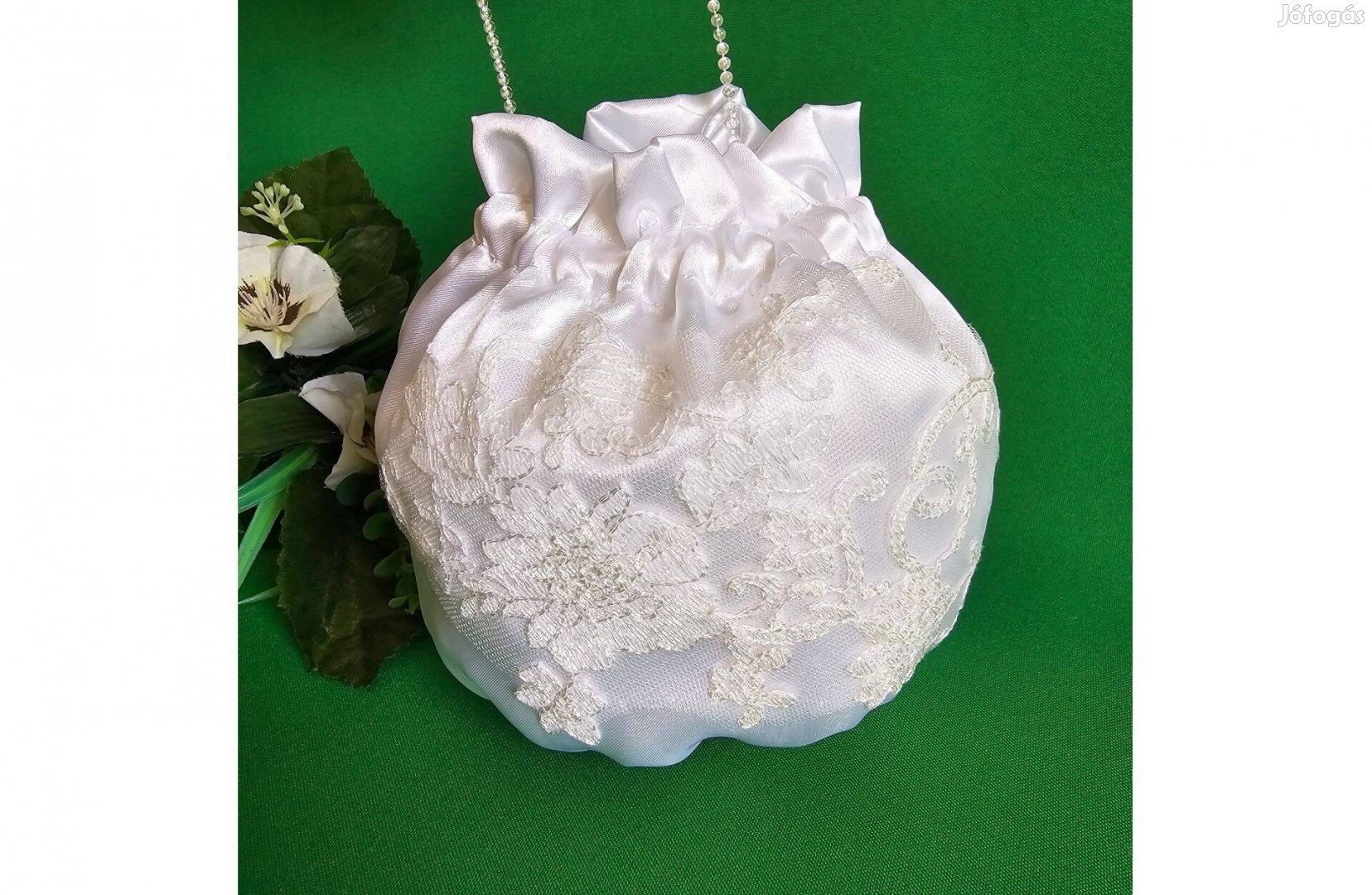 Esküvő MSZ23 - Hófehér menyasszonyi szatén szütyő, tatyó hímzett csipk