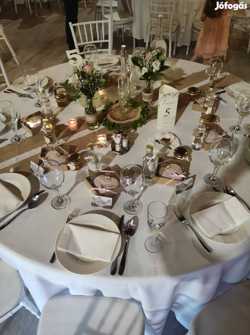 Esküvői dekoráció - vintage stílusú kiegészítők