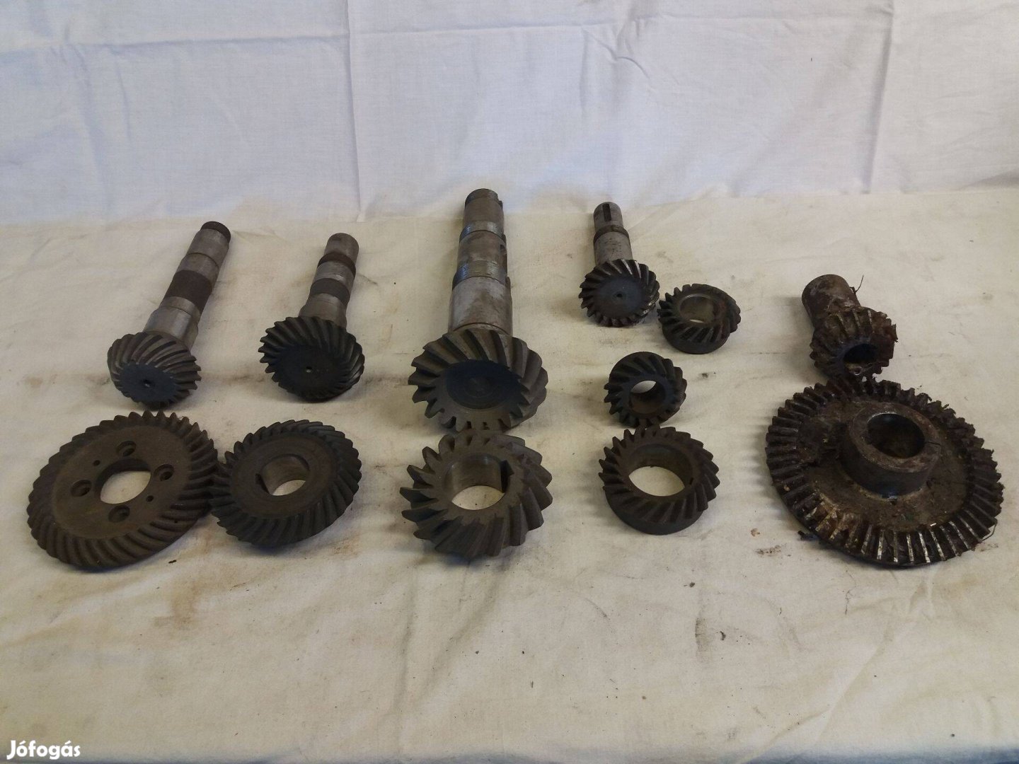 Esztergagagép, marógép ívelt kúpkerekek