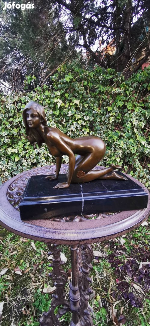 Esztétikus női akt - bronz szobor