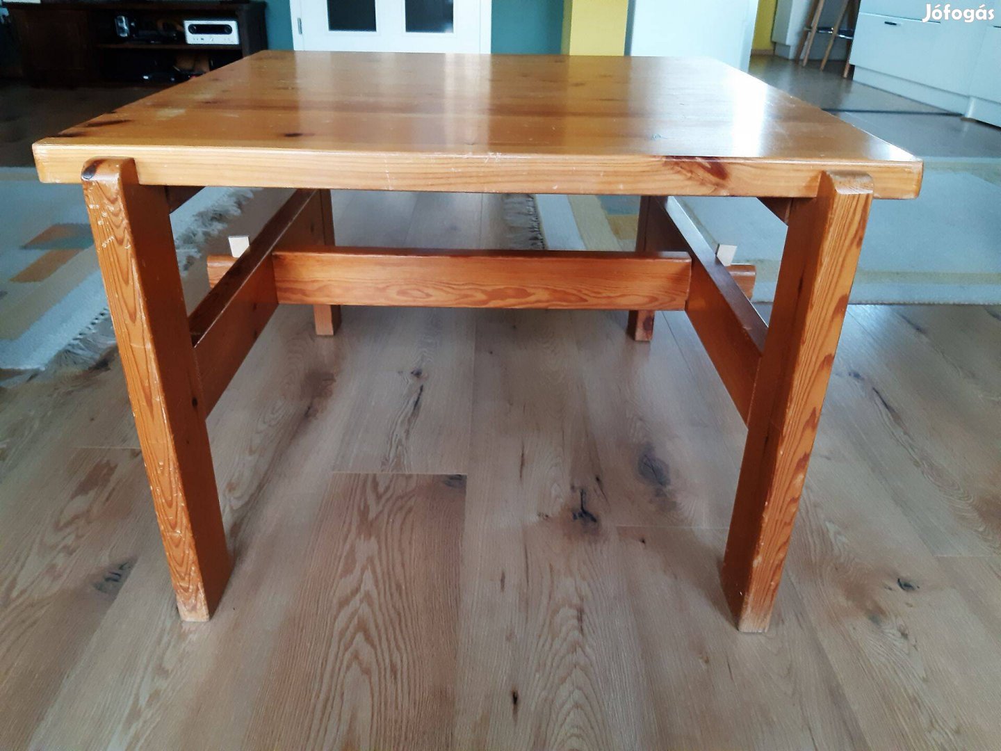 Esztétikus tömör fa dohányzóasztal