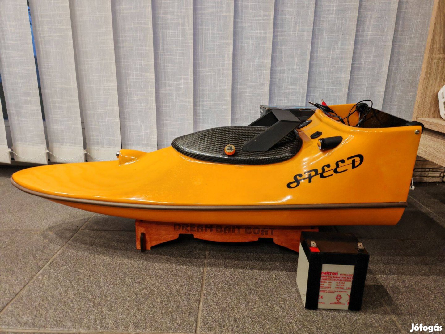 Etető hajó-csónak