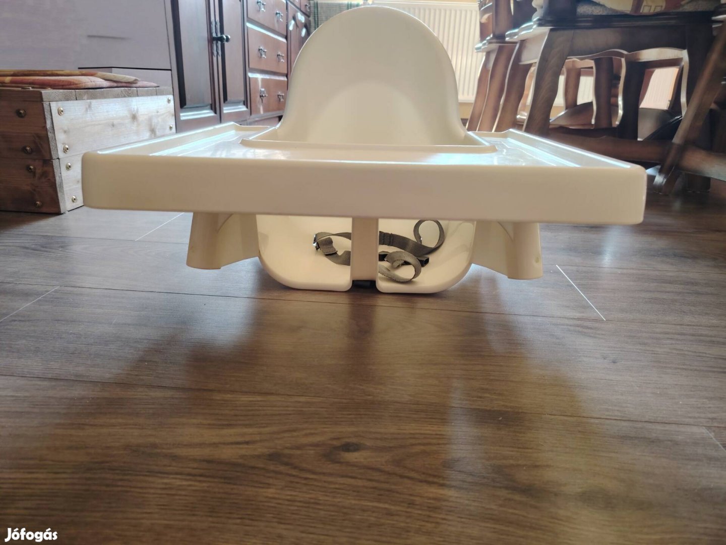 Etetőszék tálcával, támasztópárnával és huzattal.