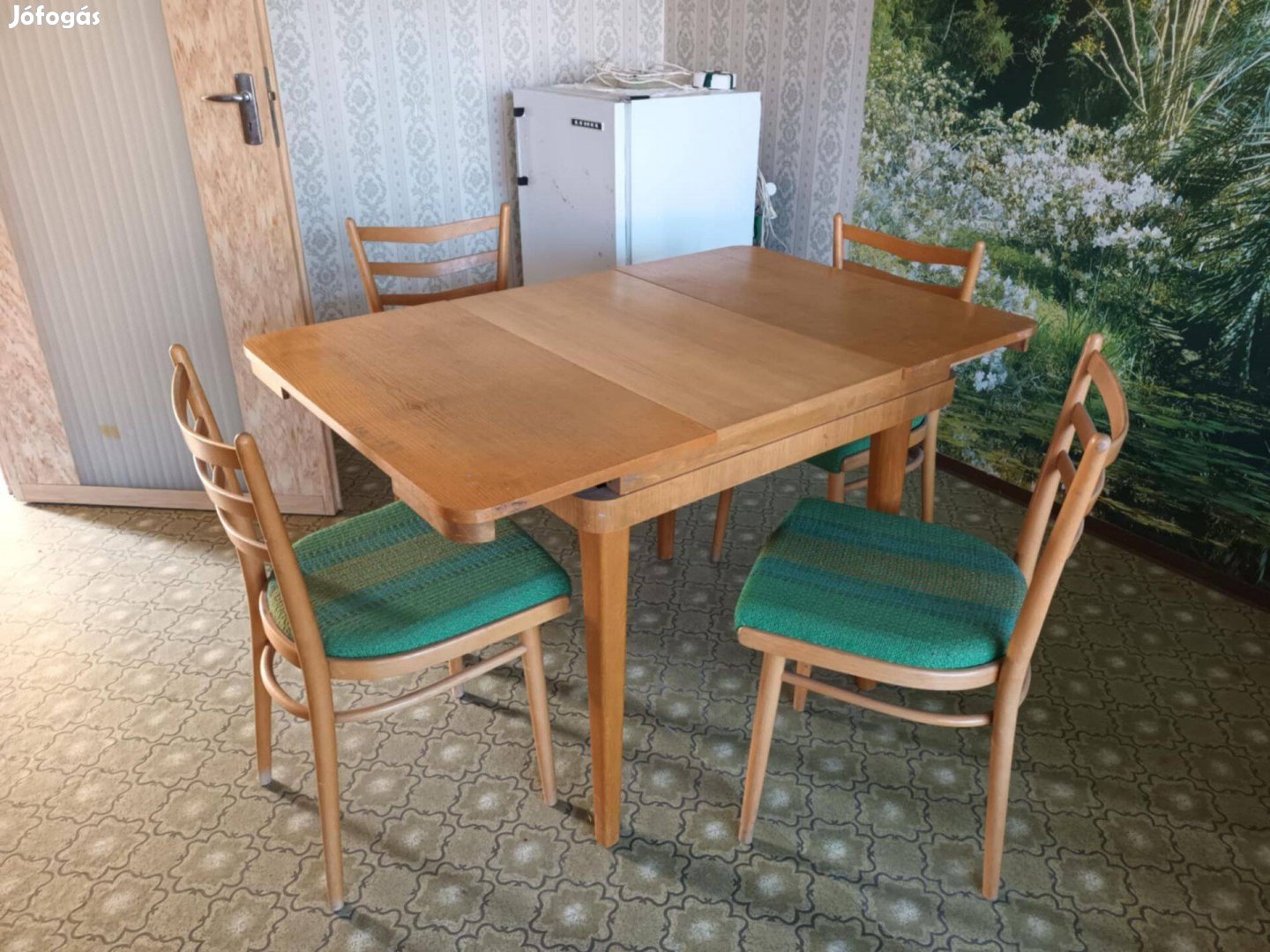 Étkező asztal 4 székkel