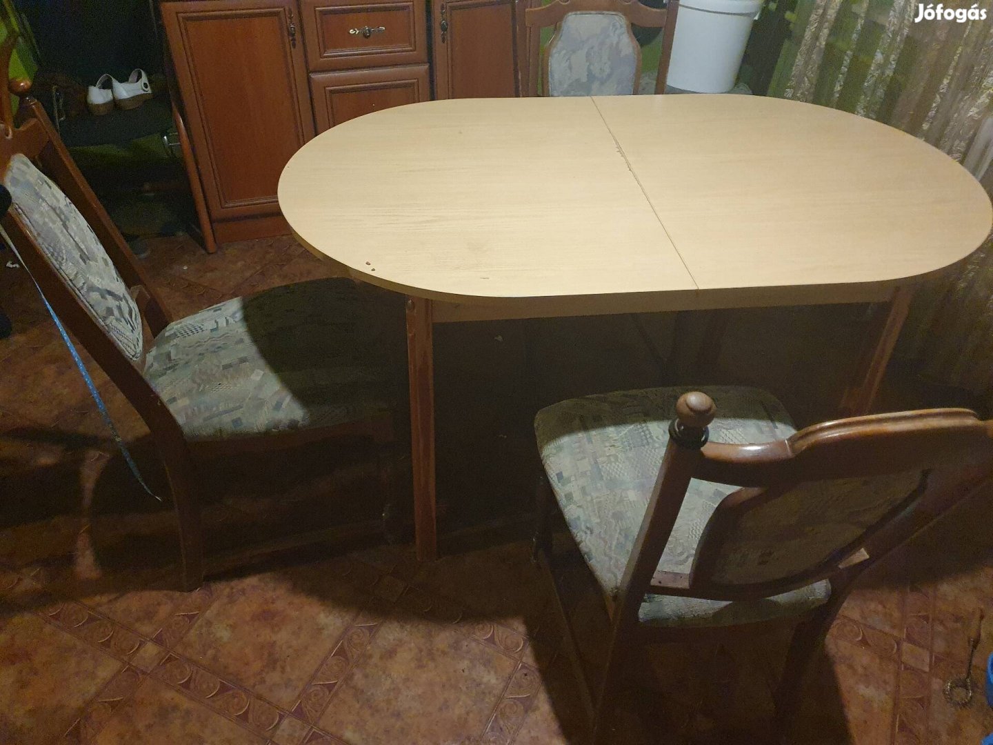 Étkező asztal 4 székkel eladó
