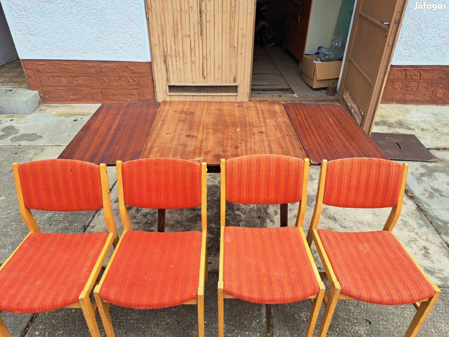Étkező asztal és négy darab szék külön elvihető