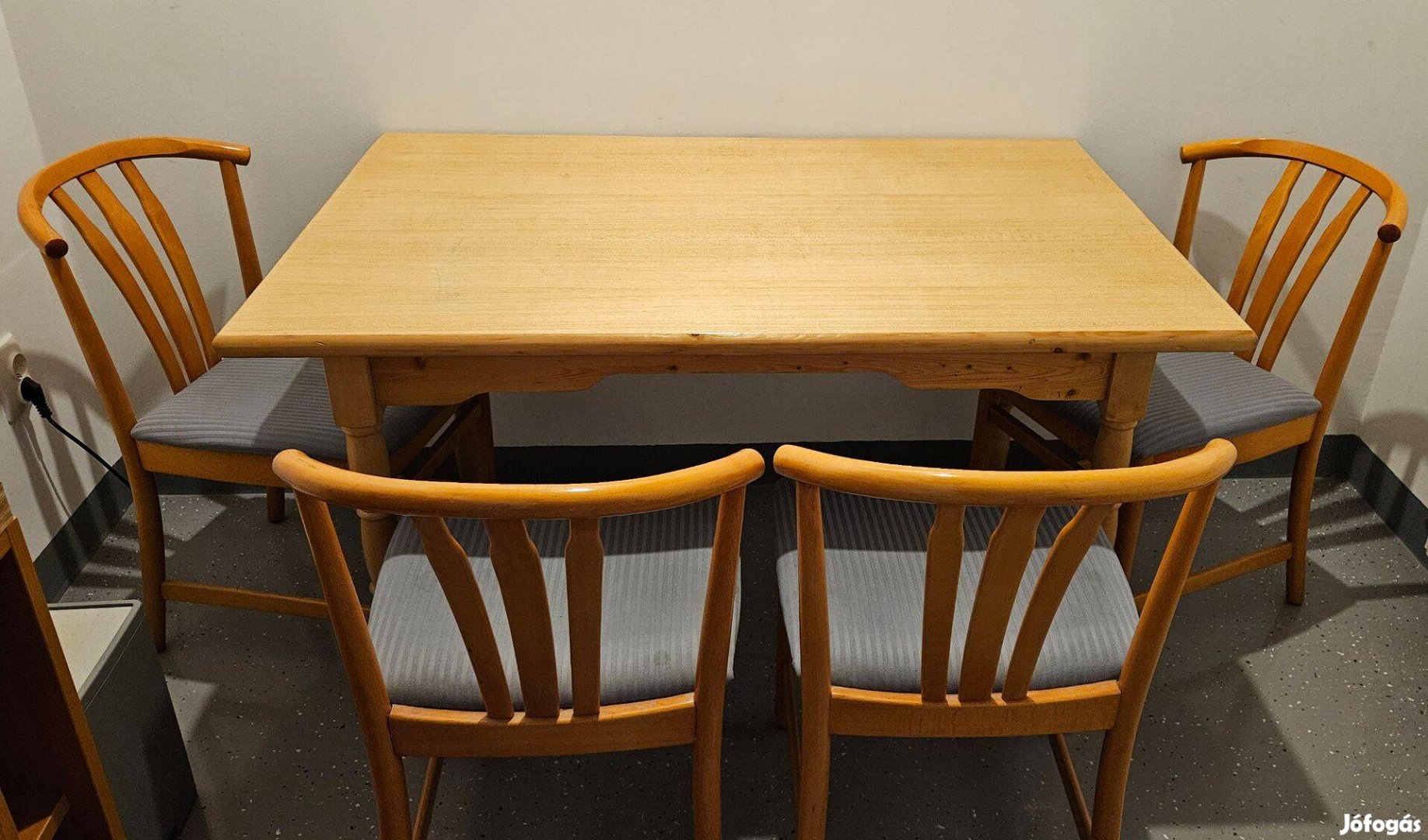 Étkező asztal székekkel