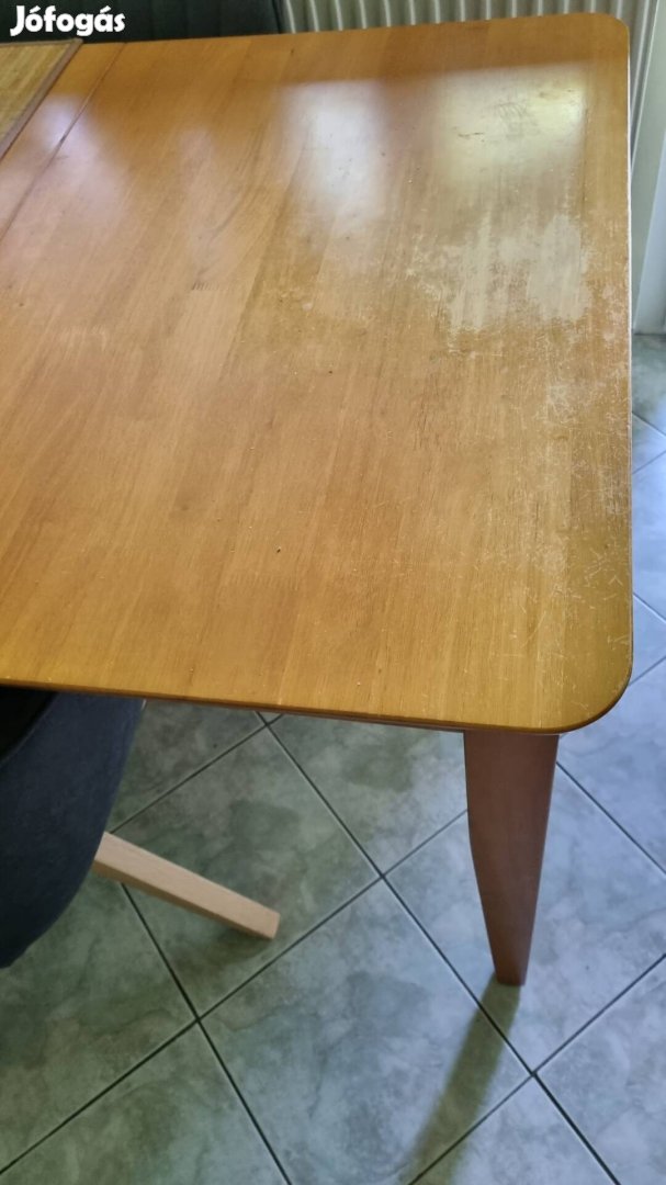 Étkező garnitúra. Gumifából.