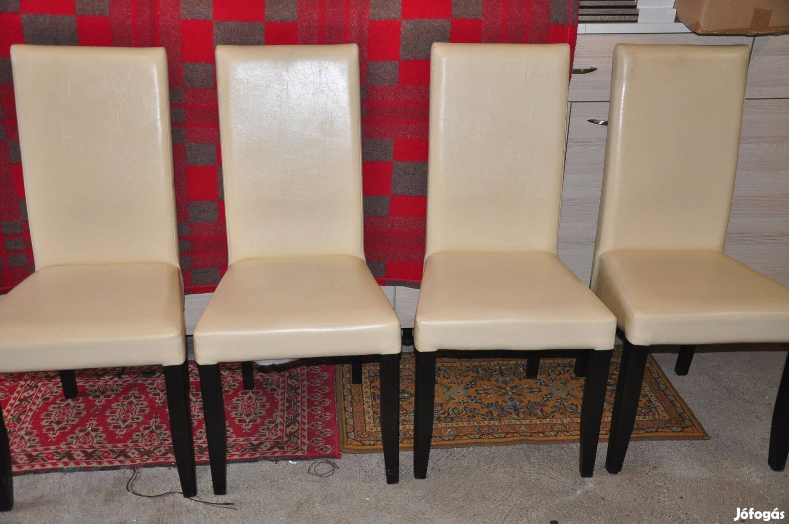 Étkező garnitúra, négy szék, egy asztal