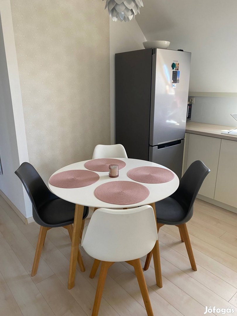 Étkező garnitúra tölgy lábakkal 4 szék skandináv stílus