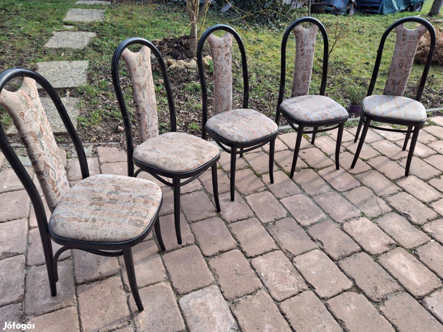 Étkező székek eladásra várnak