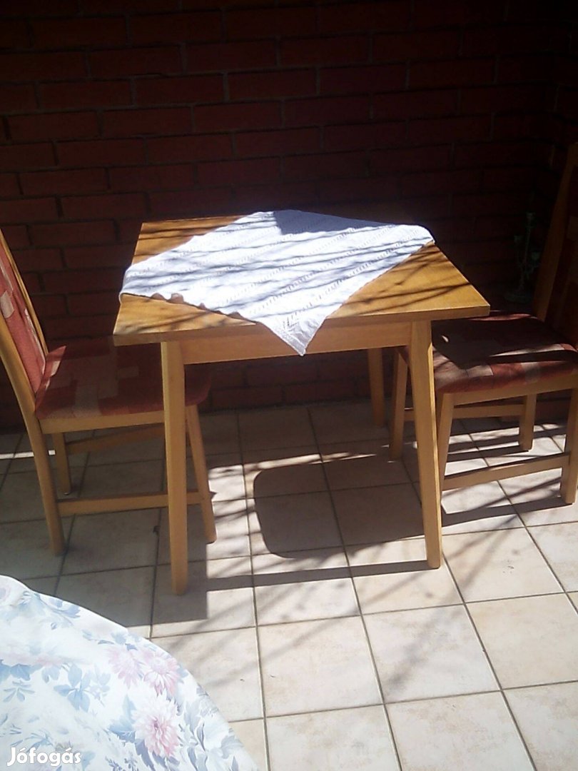 Étkezőasztal 2 székkel