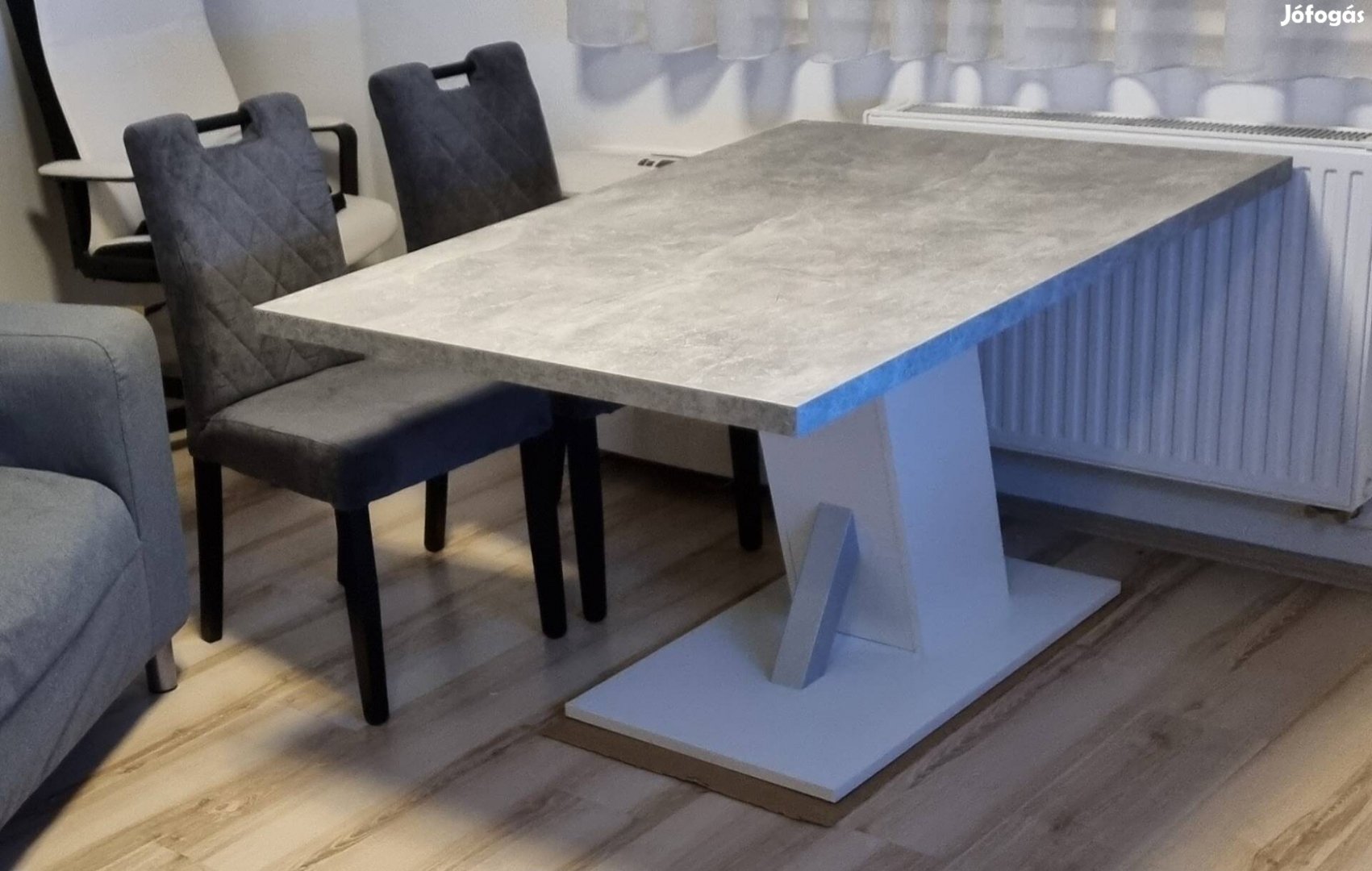 Étkezőasztal 2 székkel