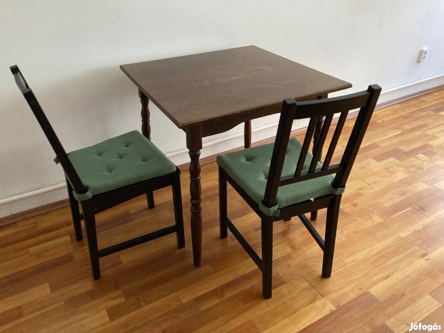 Étkezőasztal 4 db székkel eladó