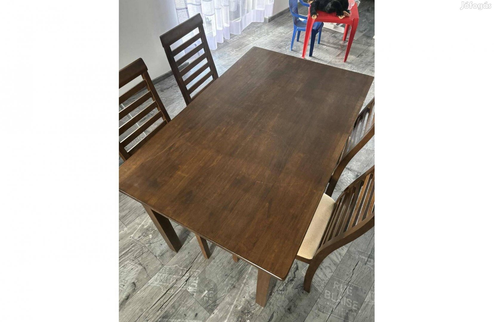 Étkezőasztal 4 székkel