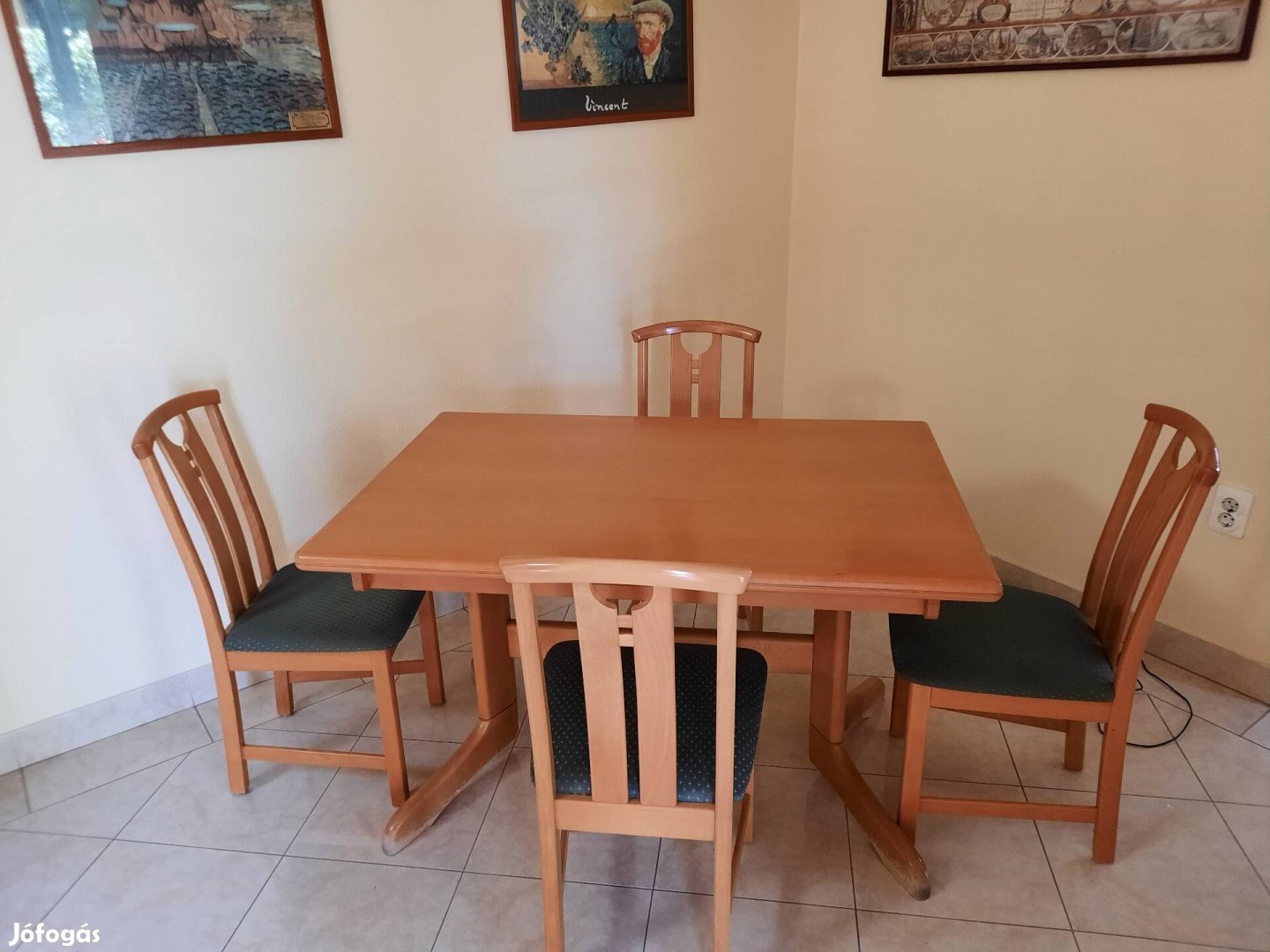 Étkezőasztal 4 székkel 