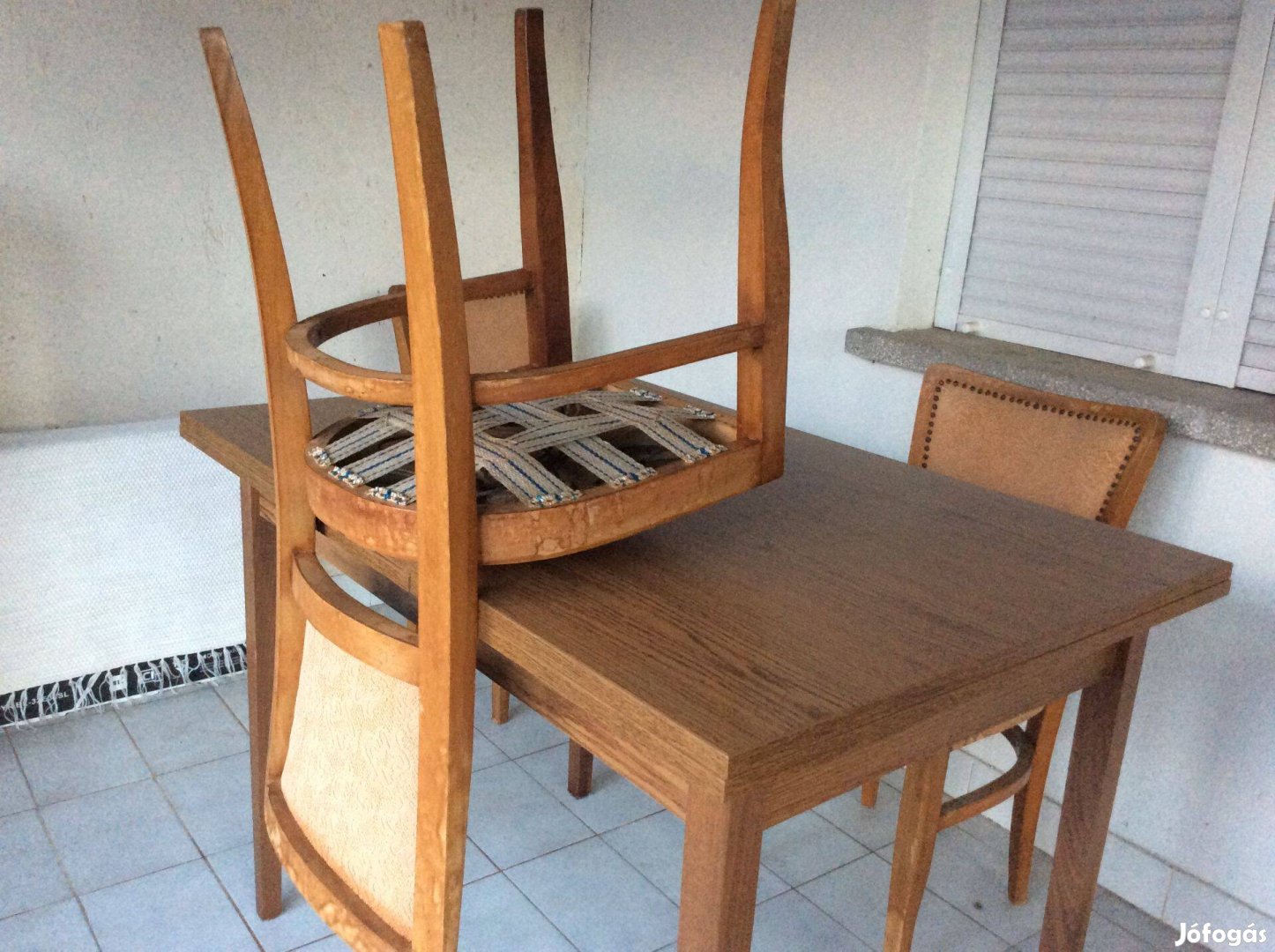 Étkezőasztal 4 székkel eladó
