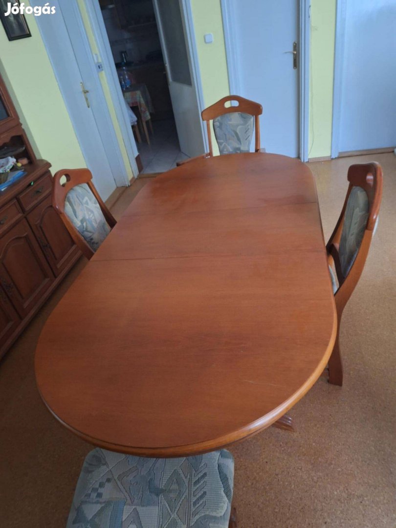 Étkezőasztal 8 székkel