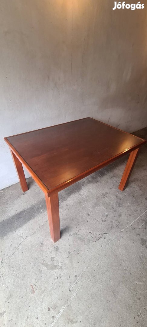 Étkezőasztal tárgyalóasztal