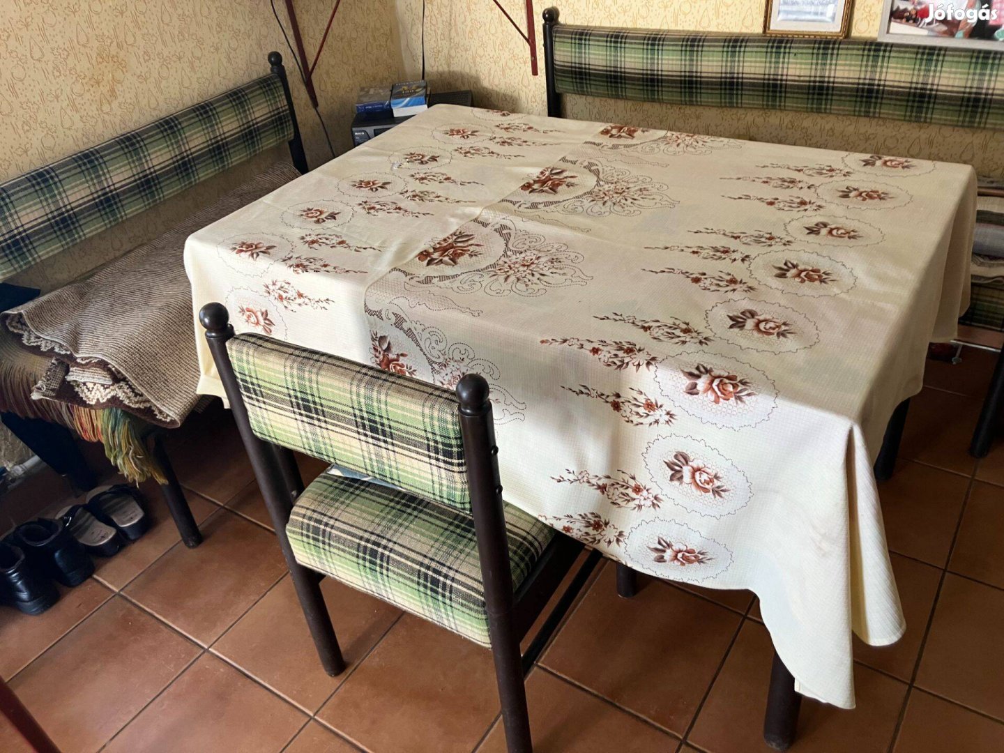 Étkezőasztal egy székkel és két paddal