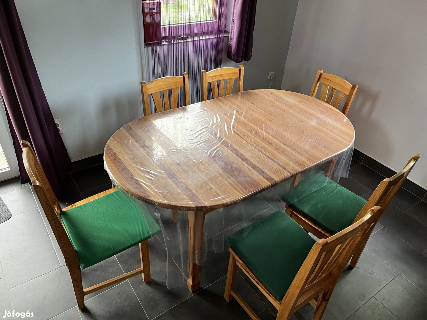 Étkezőasztal hat székkel  