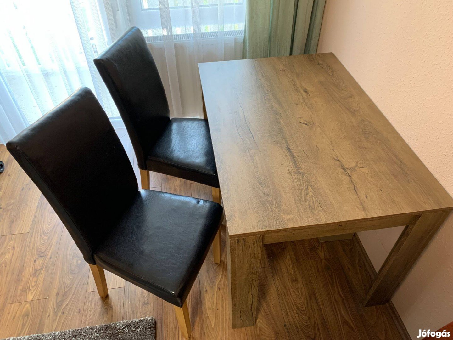 Étkezőasztal két székkel