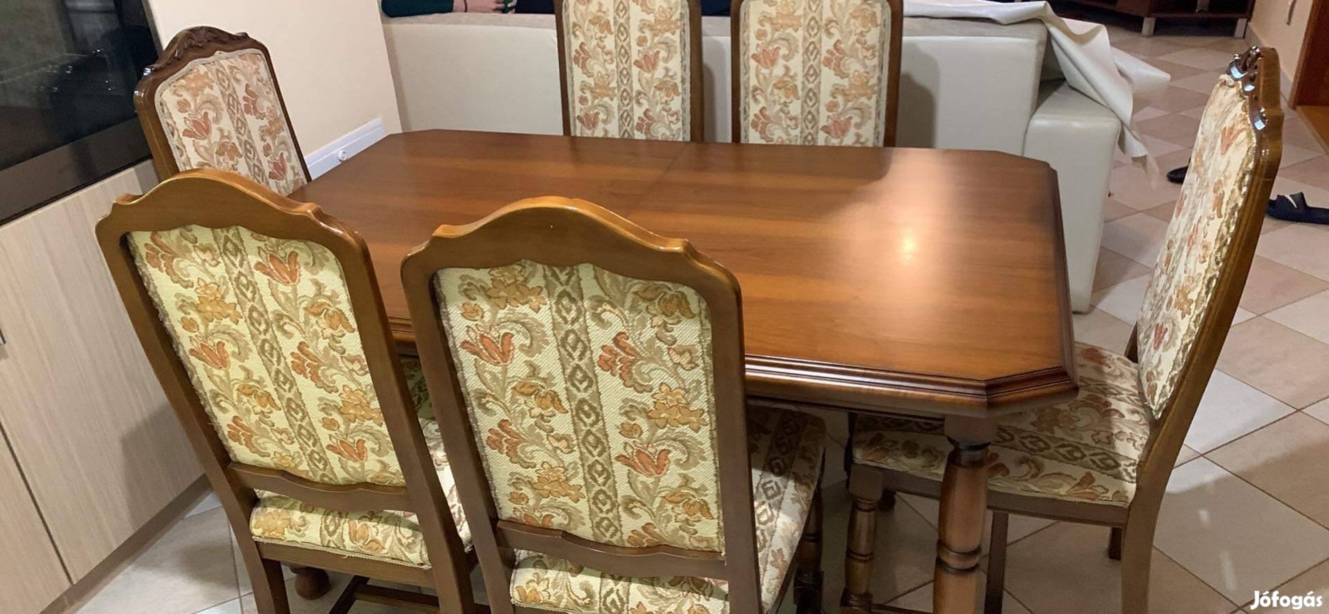 Étkezőasztal székekekkel
