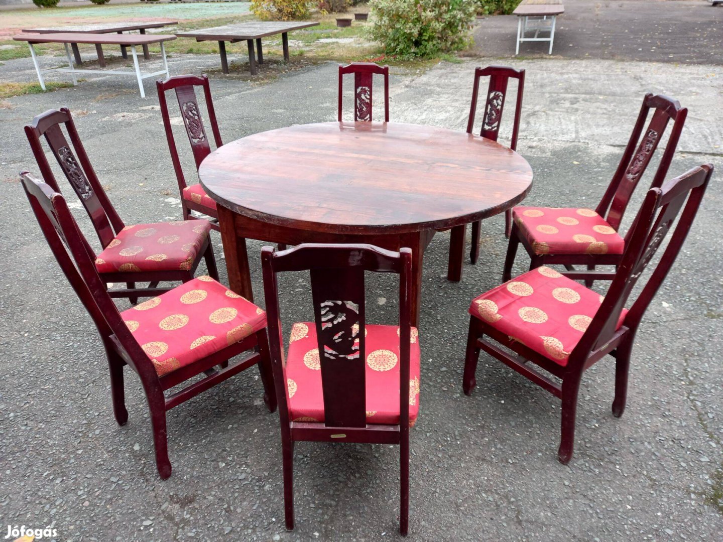 Étkezőasztal székekkel eladó