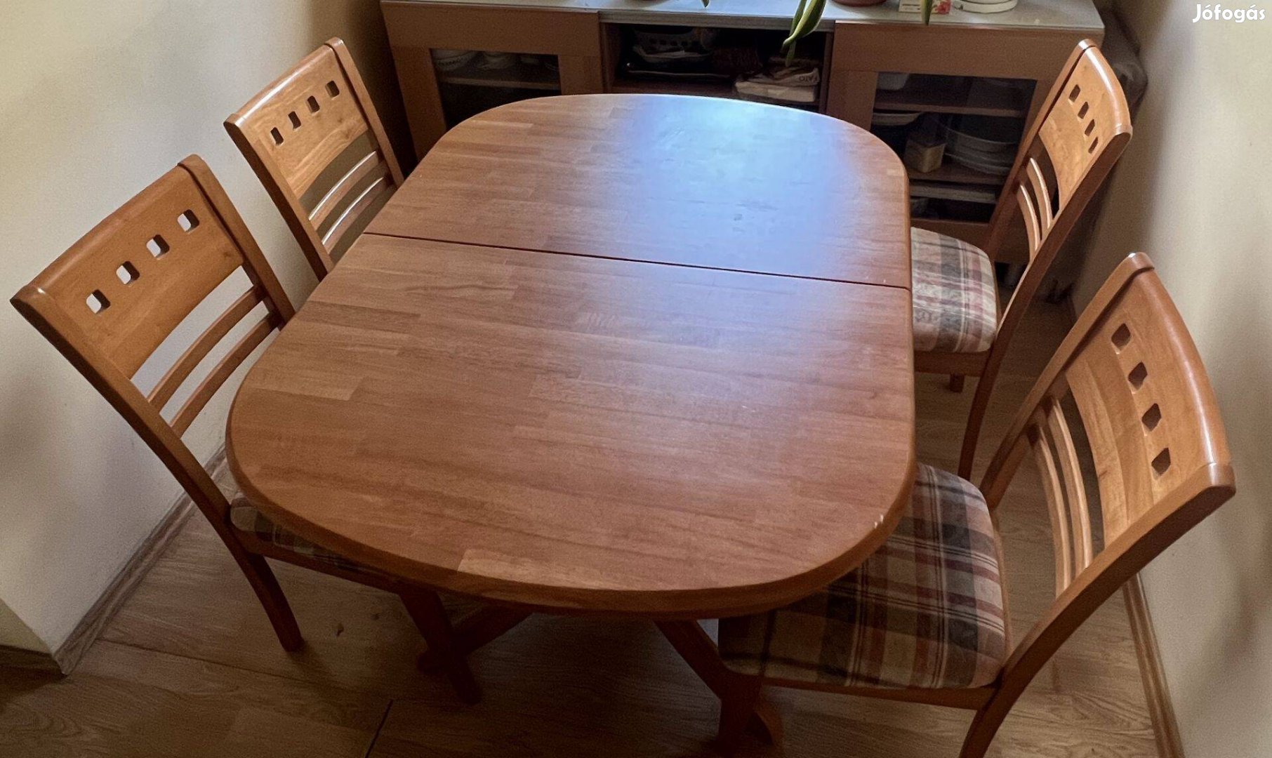 Étkezőgarnitúra: étkezőasztal + 4 szék