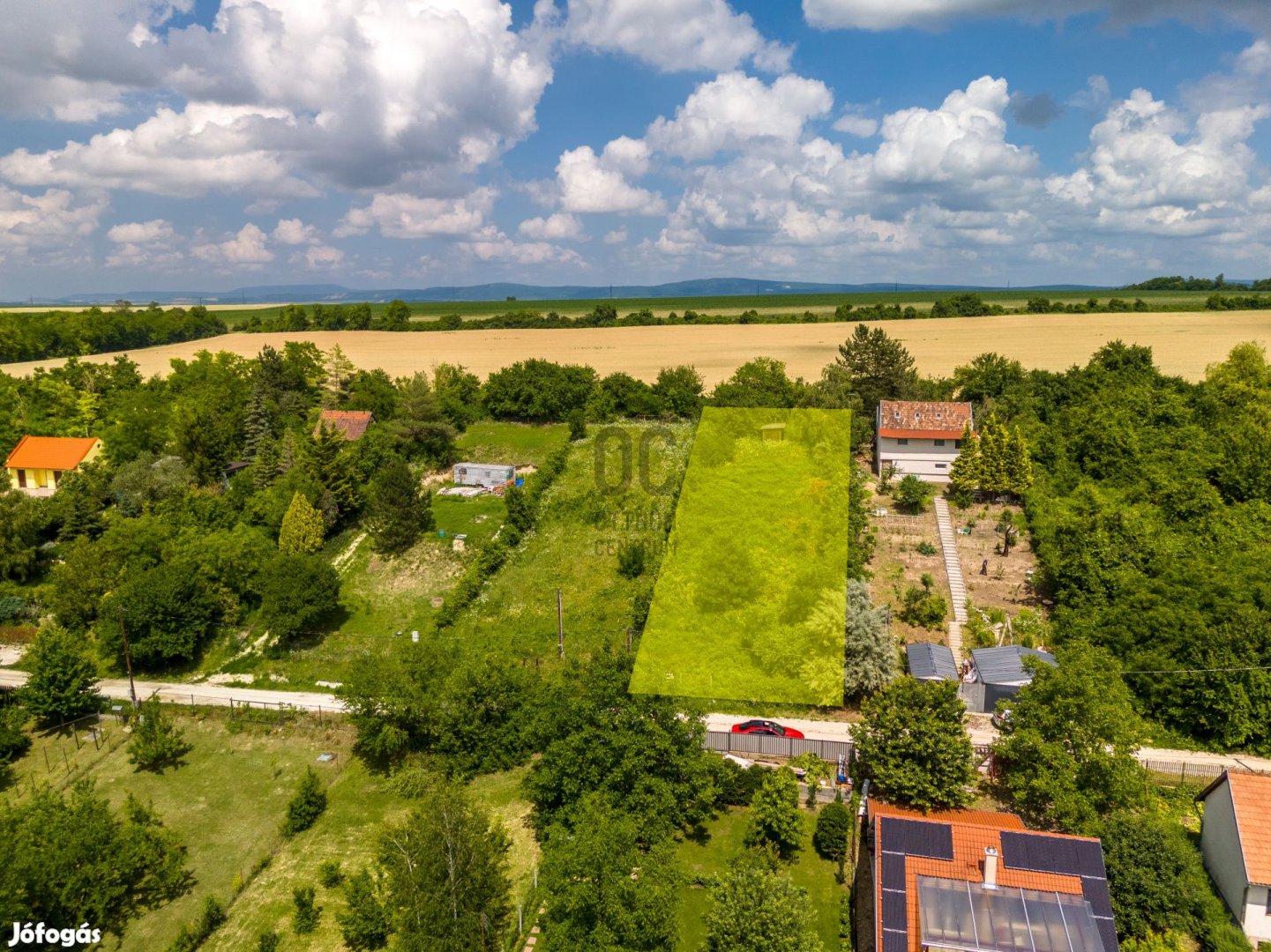 Etyeken, a horgásztóra néző csodás panorámával telek eladó!