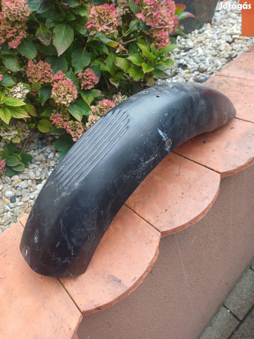 Etz hátsó sárvédő.