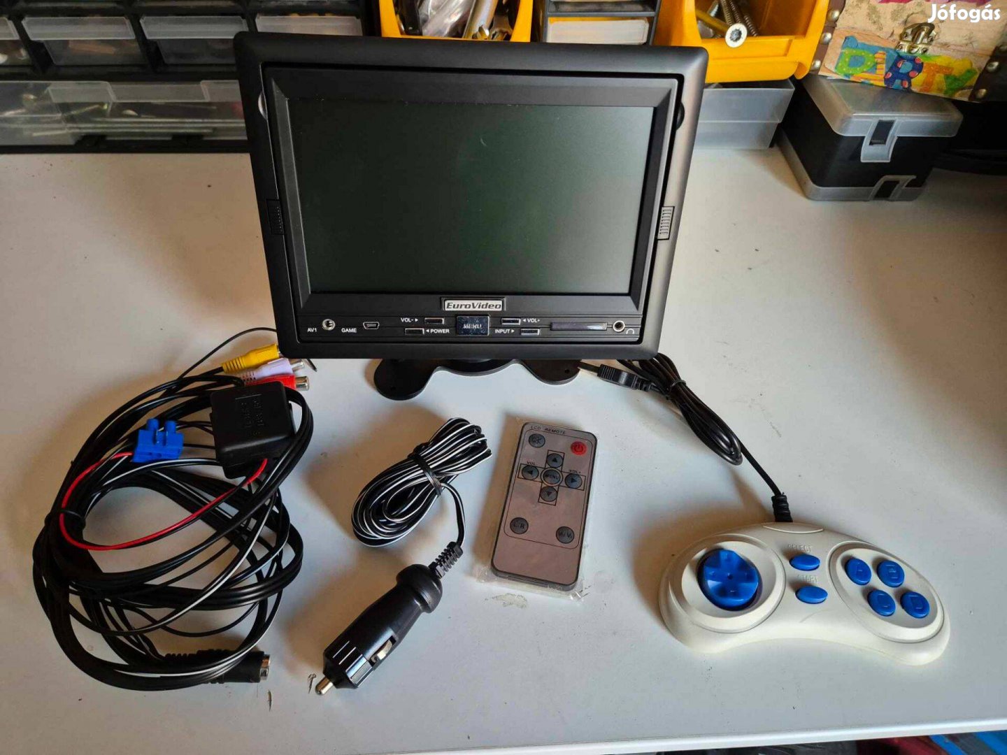 Eurovideo EVM-7LCD típusú, autóba szerelhető monitor