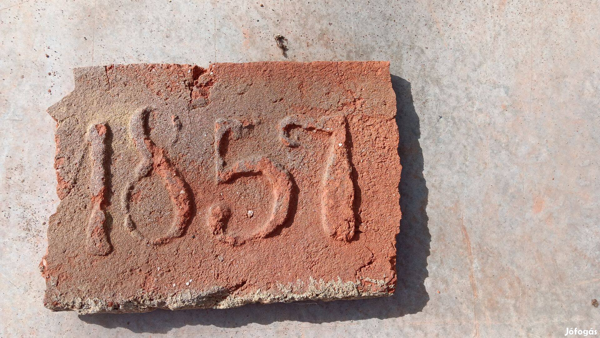Évszámos szeletelt tégla 1857, bontott tégla szelet dekor Nr.30140-1
