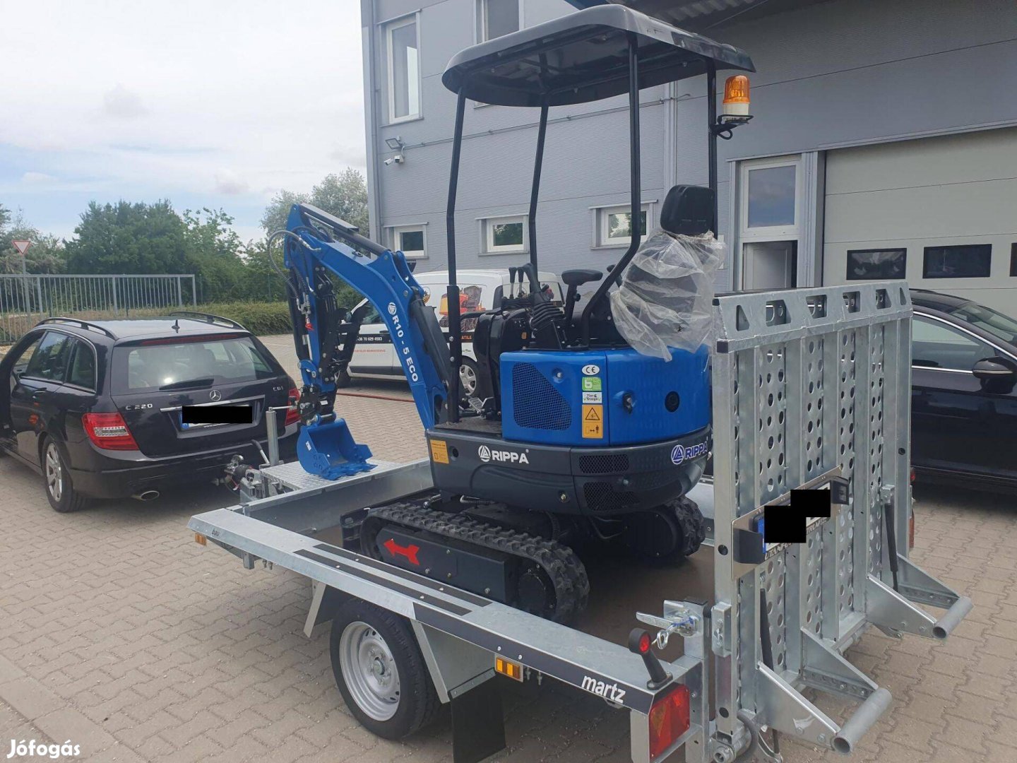 Évvégi akcióval Balatonakarattyán 1800kg-os gépszállító utánfutó