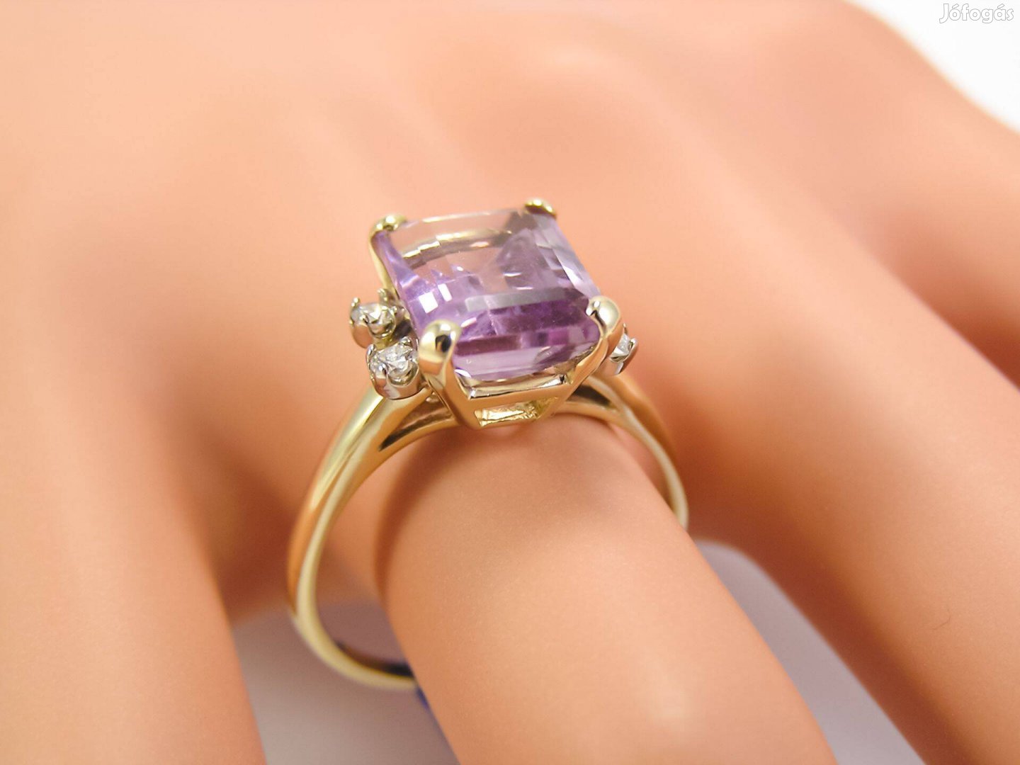 Exkluzív 14K Arany Gyűrű 3 Karátos Ametiszt és Briliáns