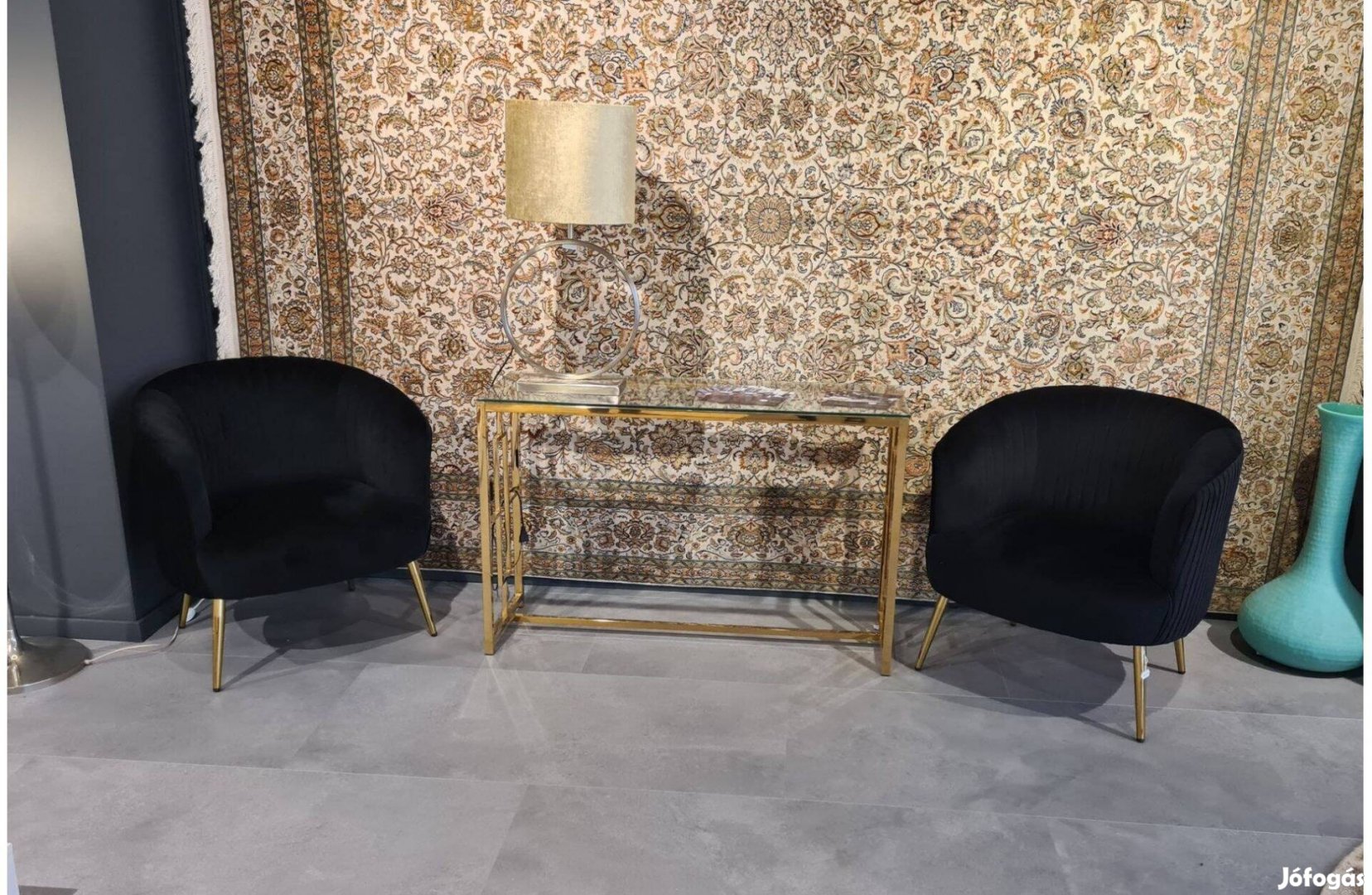 Exkluzív arany színű konzolasztal átlátszó üveglappal