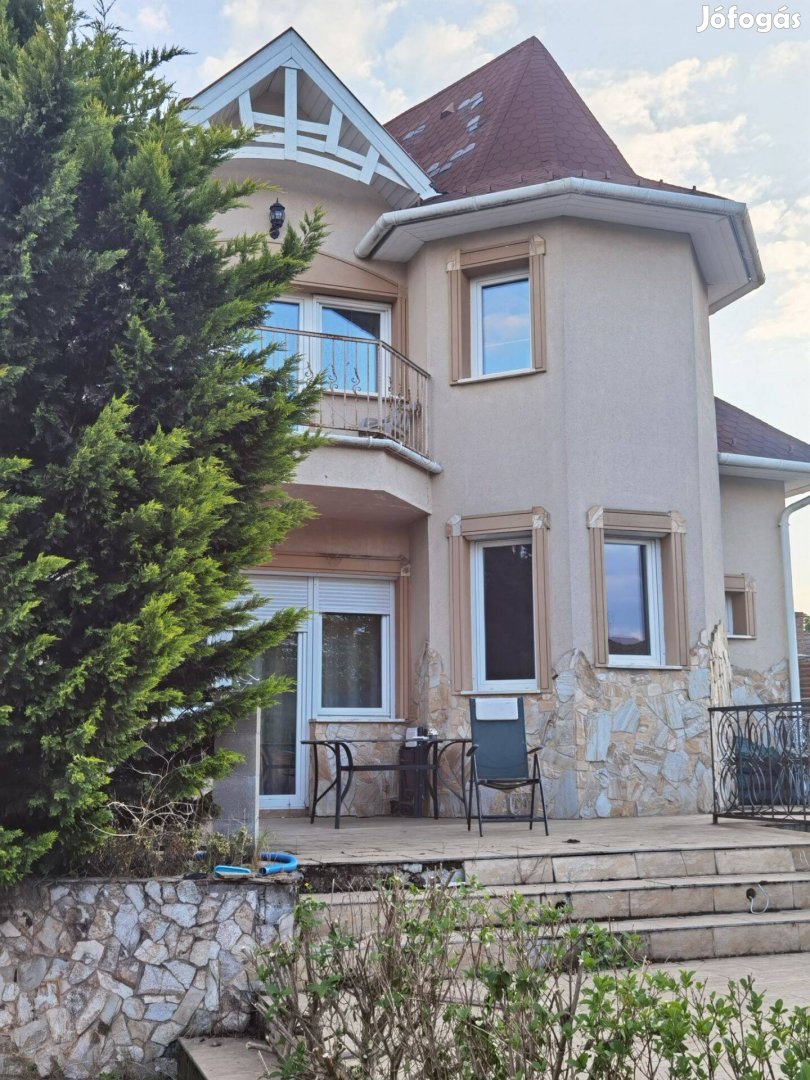 Exkluziv családi ház medencével eladó Budapest csendes részén