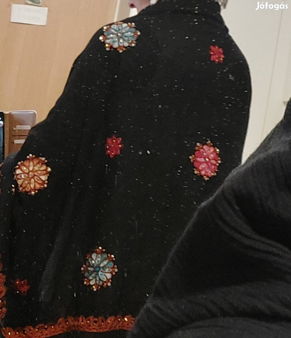 Extra stóla  sok himzett disszel