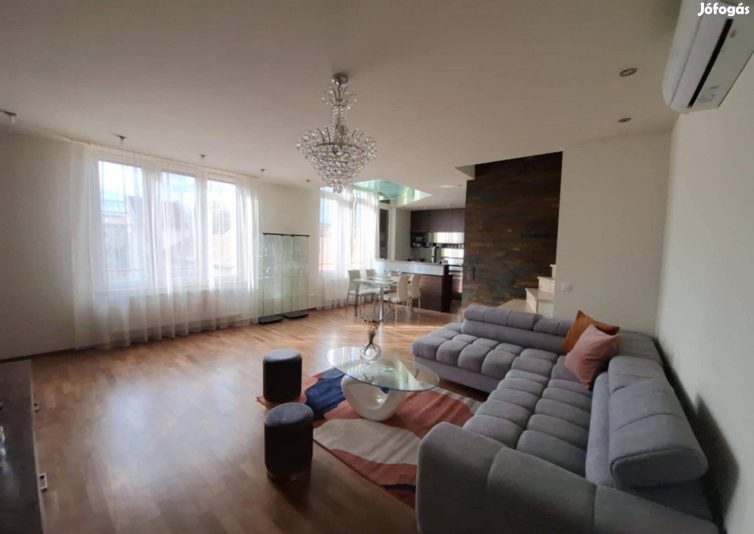 Extrán kialakított belvárosi lakás kiadó!