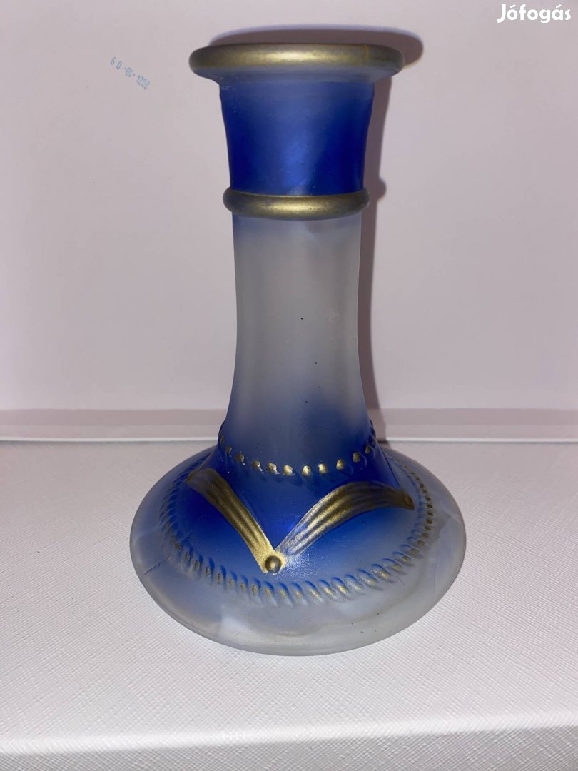 Ez egy kék és fehér, aranyozott üveg gyertyatartó.