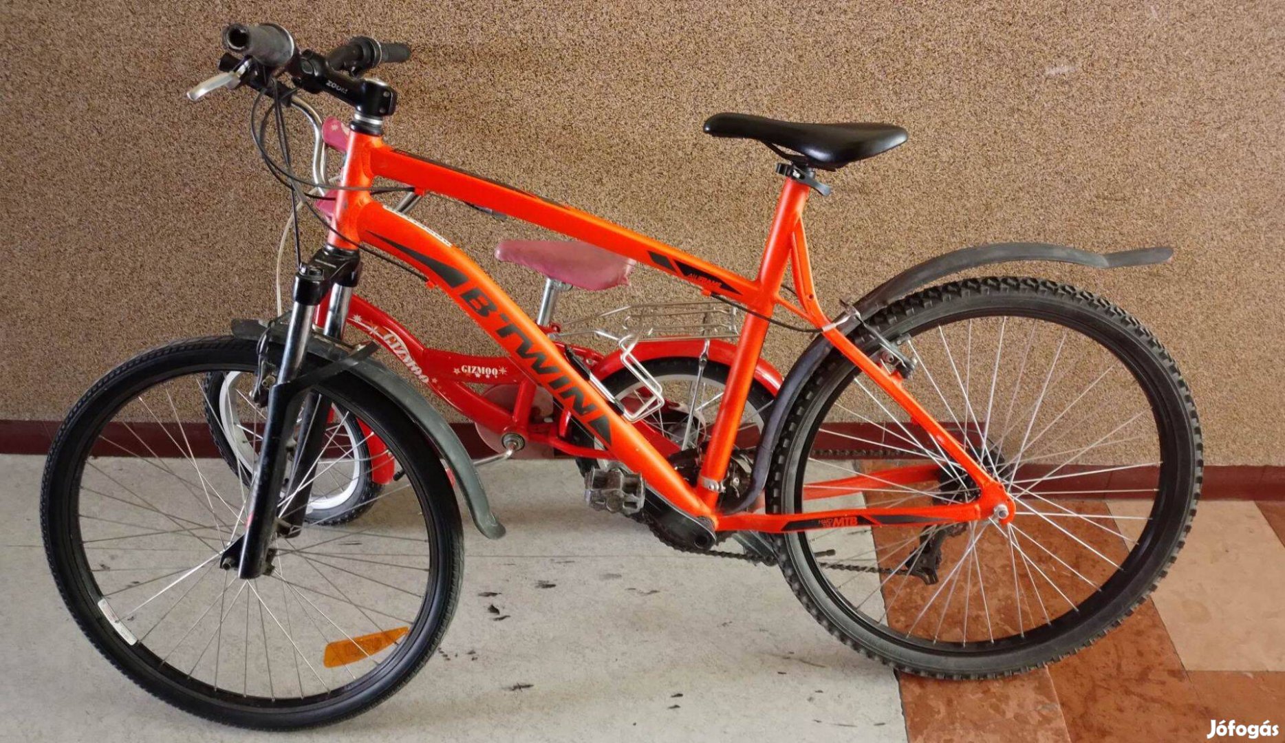 Ezek a mountain bike-ok 26-os kerékkel felszerelt kerékpár -ok, hogy