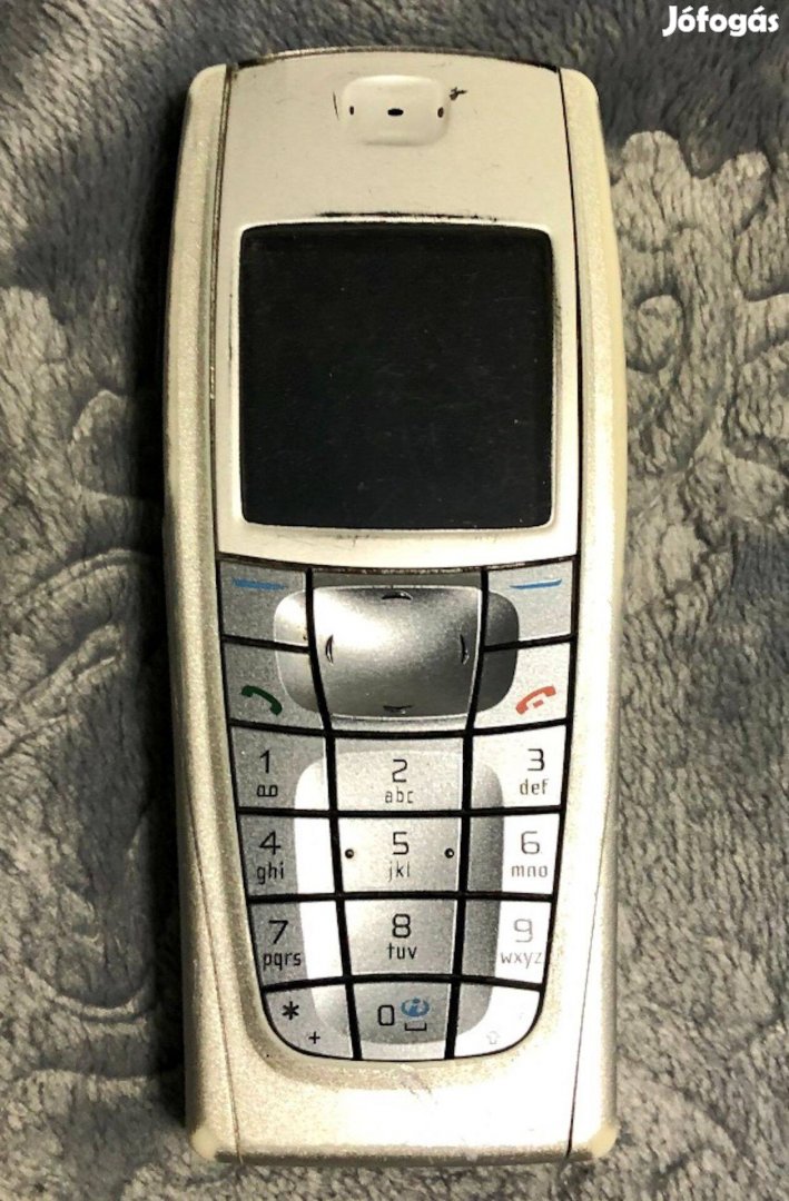 Ezüst Nokia telefon