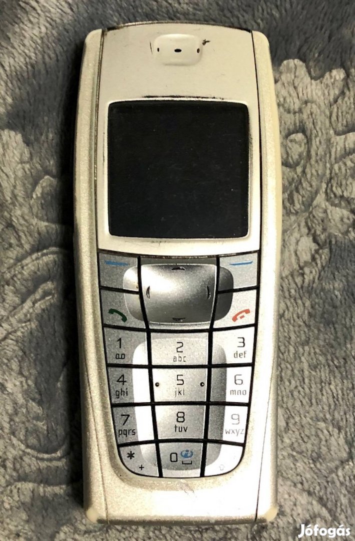 Ezüst Nokia telefon