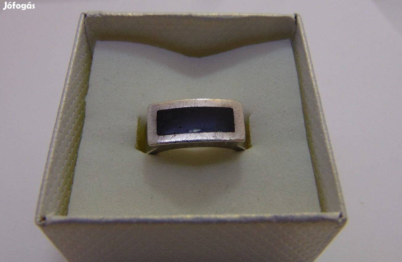 Ezüst, vastag gyűrű ónixszal, 17,6 mm